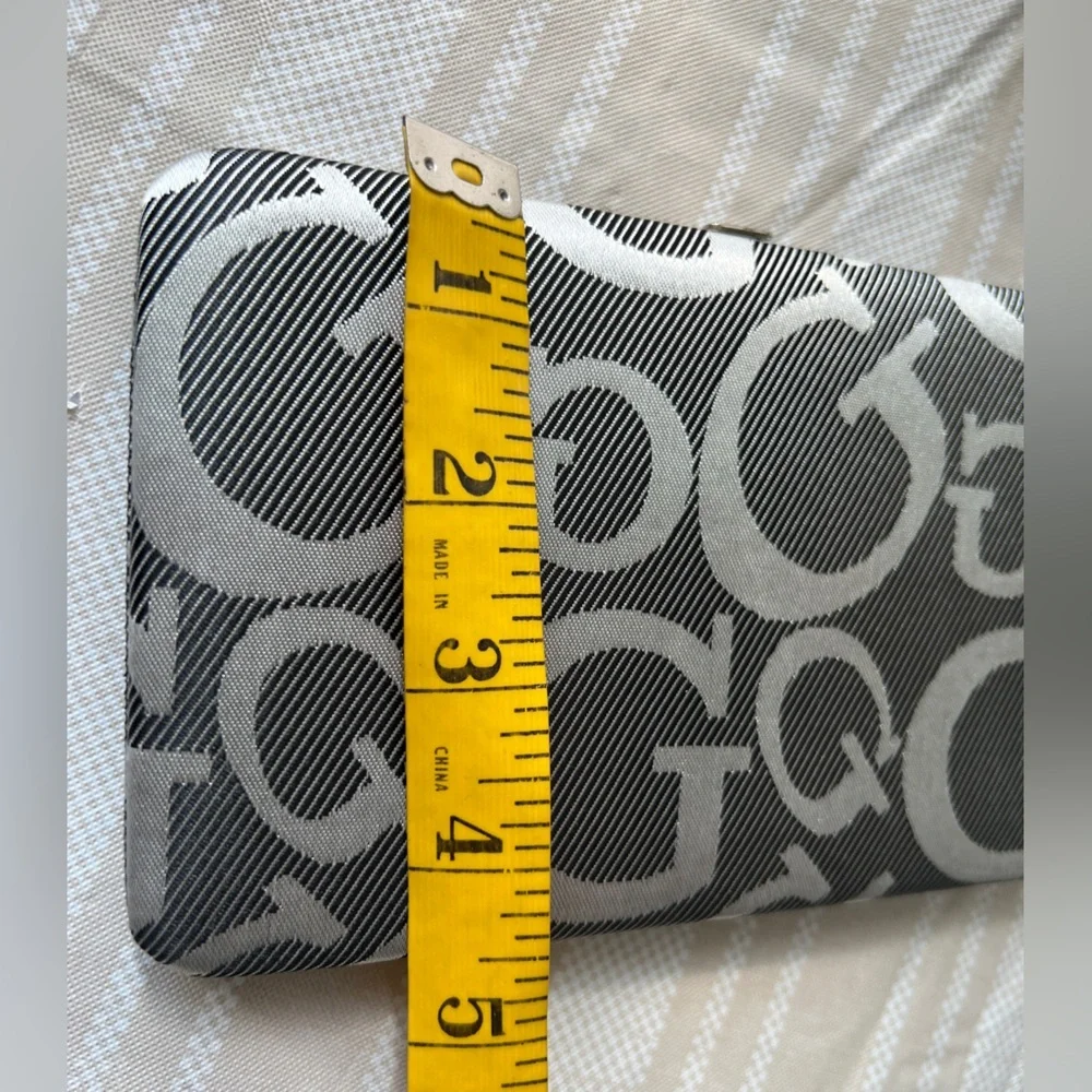 🌸 4/$25 Silver/Black “G” snap wallet/clutch